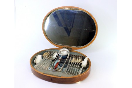 Conjunto de prata com coador, pinça, doze colheres e duas pá de açúcar em prata, estojo de madeira com espelho interior.